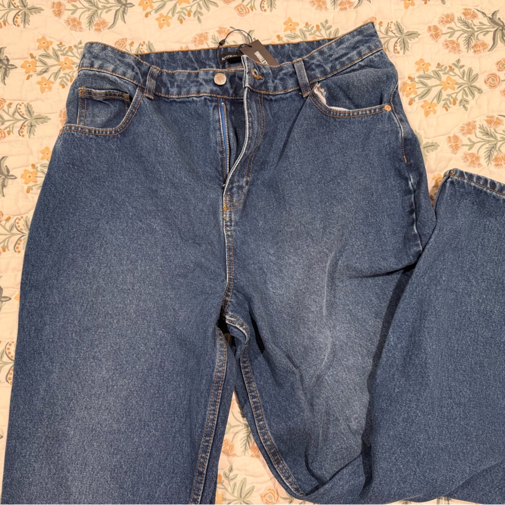 PrettyLittleThing Relaxed Fit Blue Jeans